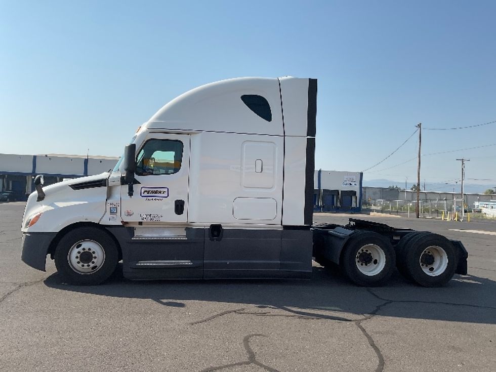 2022 Freightliner Cascadia 126" Sleeper Cab photo 4