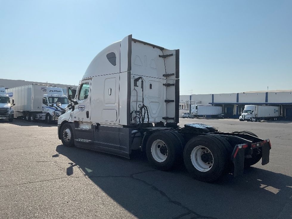 Sleeper Tractor-Heavy Duty Tractors-Freightliner-2022-T12664ST-Torrance-CA-567,571\n\t\tmiles-$ 72,750 - Image 5