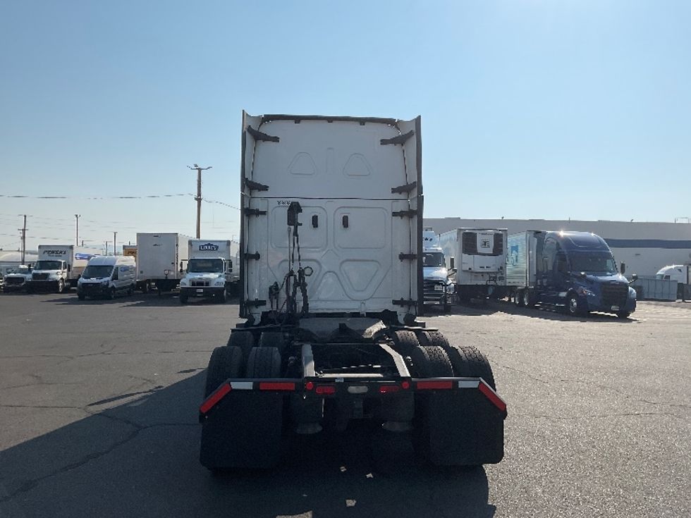 Sleeper Tractor-Heavy Duty Tractors-Freightliner-2022-T12664ST-Torrance-CA-567,571\n\t\tmiles-$ 72,750 - Image 6