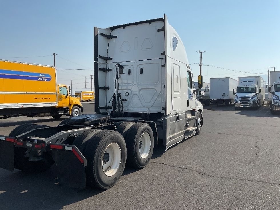 Sleeper Tractor-Heavy Duty Tractors-Freightliner-2022-T12664ST-Torrance-CA-567,571\n\t\tmiles-$ 72,750 - Image 7