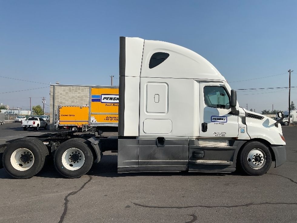 Sleeper Tractor-Heavy Duty Tractors-Freightliner-2022-T12664ST-Torrance-CA-567,571\n\t\tmiles-$ 72,750 - Image 8
