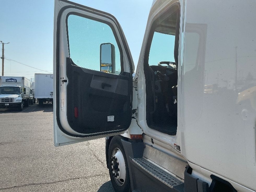 Sleeper Tractor-Heavy Duty Tractors-Freightliner-2022-T12664ST-Torrance-CA-567,571\n\t\tmiles-$ 72,750 - Image 9
