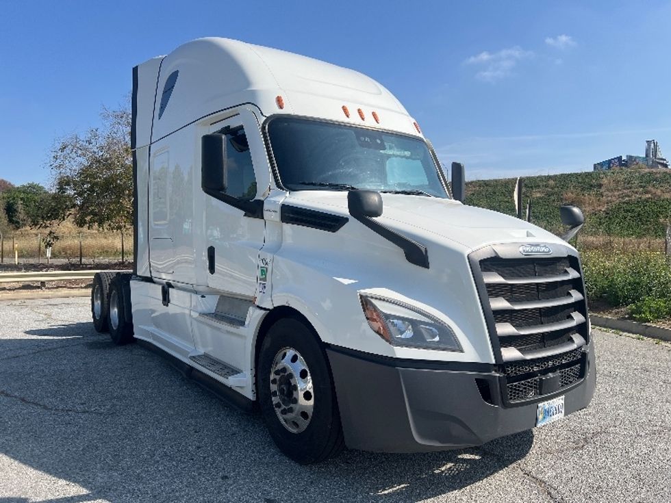 Sleeper Tractor-Heavy Duty Tractors-Freightliner-2022-T12664ST-Torrance-CA-569,447\n\t\tmiles-$ 66,500 - Image 1