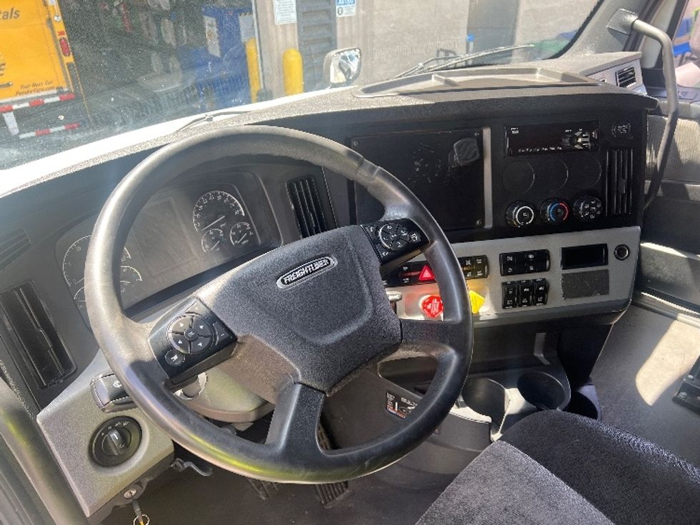 Sleeper Tractor-Heavy Duty Tractors-Freightliner-2022-T12664ST-Torrance-CA-569,447\n\t\tmiles-$ 66,500 - Image 10