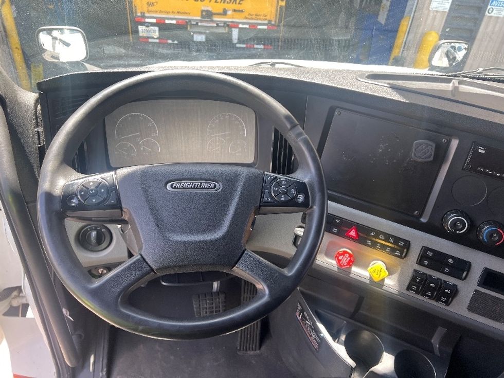 Sleeper Tractor-Heavy Duty Tractors-Freightliner-2022-T12664ST-Torrance-CA-569,447\n\t\tmiles-$ 66,500 - Image 11
