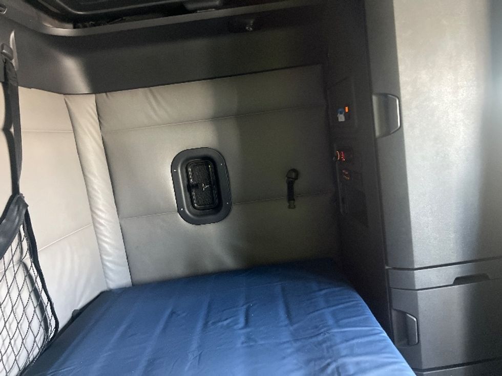 Sleeper Tractor-Heavy Duty Tractors-Freightliner-2022-T12664ST-Torrance-CA-569,447\n\t\tmiles-$ 66,500 - Image 18