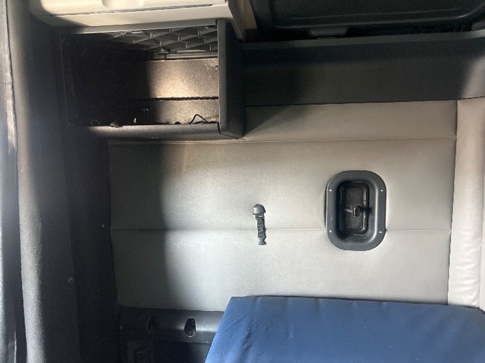 Sleeper Tractor-Heavy Duty Tractors-Freightliner-2022-T12664ST-Torrance-CA-569,447\n\t\tmiles-$ 66,500 - Image 19