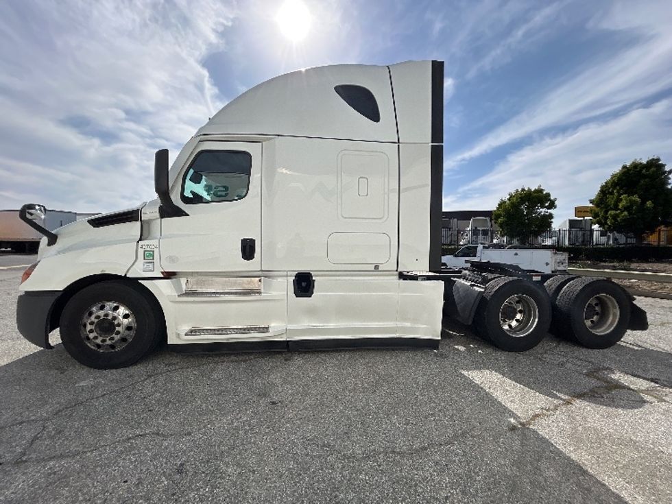 Sleeper Tractor-Heavy Duty Tractors-Freightliner-2022-T12664ST-Torrance-CA-569,447\n\t\tmiles-$ 66,500 - Image 4
