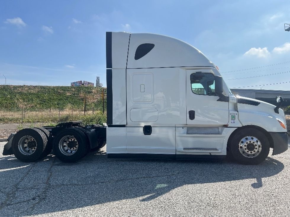 Sleeper Tractor-Heavy Duty Tractors-Freightliner-2022-T12664ST-Torrance-CA-569,447\n\t\tmiles-$ 66,500 - Image 8