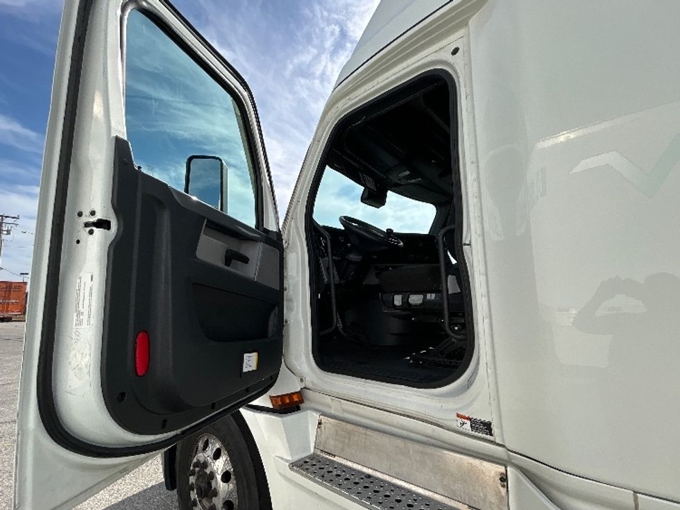 Sleeper Tractor-Heavy Duty Tractors-Freightliner-2022-T12664ST-Torrance-CA-569,447\n\t\tmiles-$ 66,500 - Image 9
