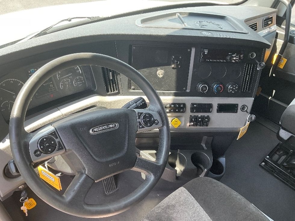 Sleeper Tractor-Heavy Duty Tractors-Freightliner-2022-T12664ST-Torrance-CA-570,248\n\t\tmiles-$ 75,750 - Image 10