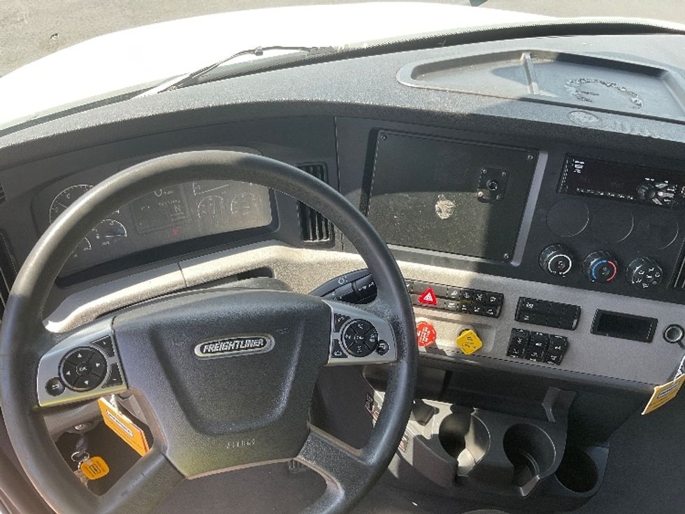 Sleeper Tractor-Heavy Duty Tractors-Freightliner-2022-T12664ST-Torrance-CA-570,248\n\t\tmiles-$ 75,750 - Image 11
