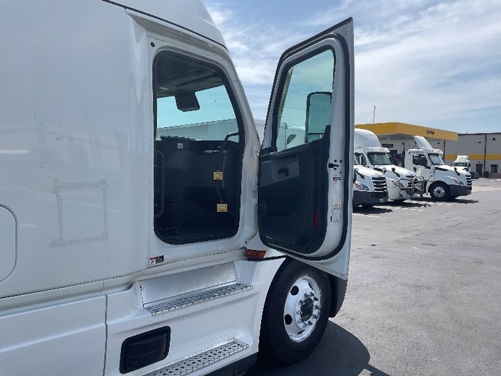 Sleeper Tractor-Heavy Duty Tractors-Freightliner-2022-T12664ST-Torrance-CA-570,248\n\t\tmiles-$ 75,750 - Image 13