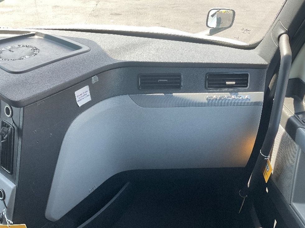 Sleeper Tractor-Heavy Duty Tractors-Freightliner-2022-T12664ST-Torrance-CA-570,248\n\t\tmiles-$ 75,750 - Image 14