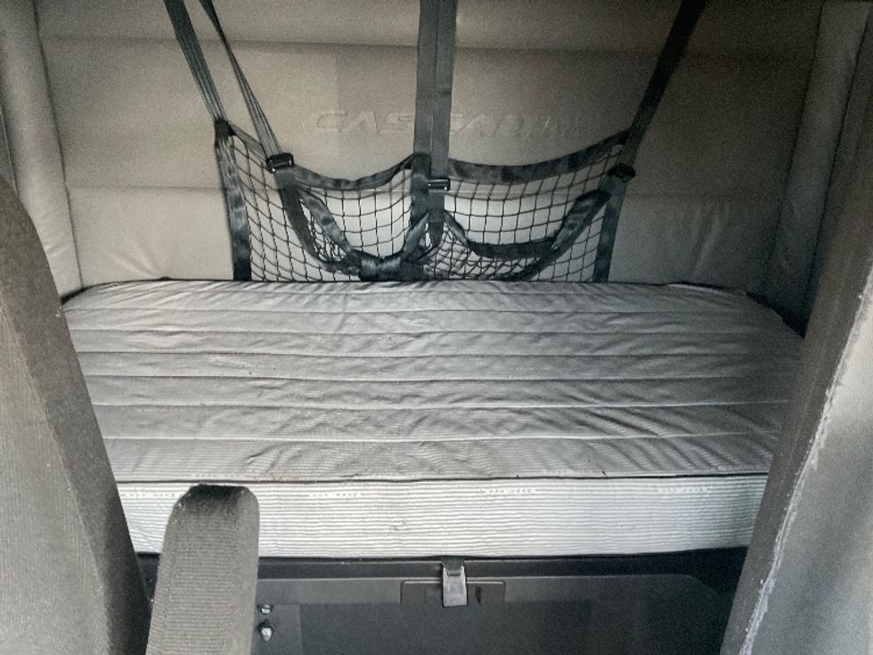 Sleeper Tractor-Heavy Duty Tractors-Freightliner-2022-T12664ST-Torrance-CA-570,248\n\t\tmiles-$ 75,750 - Image 16