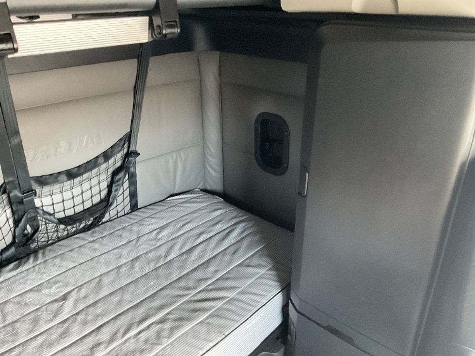 Sleeper Tractor-Heavy Duty Tractors-Freightliner-2022-T12664ST-Torrance-CA-570,248\n\t\tmiles-$ 75,750 - Image 18