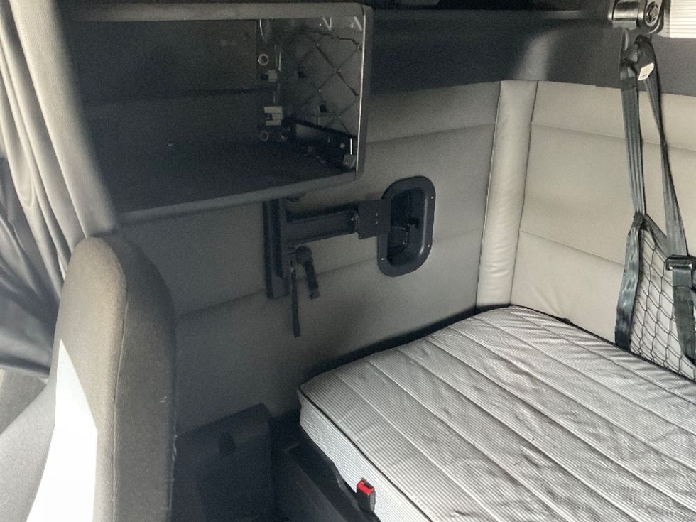 Sleeper Tractor-Heavy Duty Tractors-Freightliner-2022-T12664ST-Torrance-CA-570,248\n\t\tmiles-$ 75,750 - Image 19