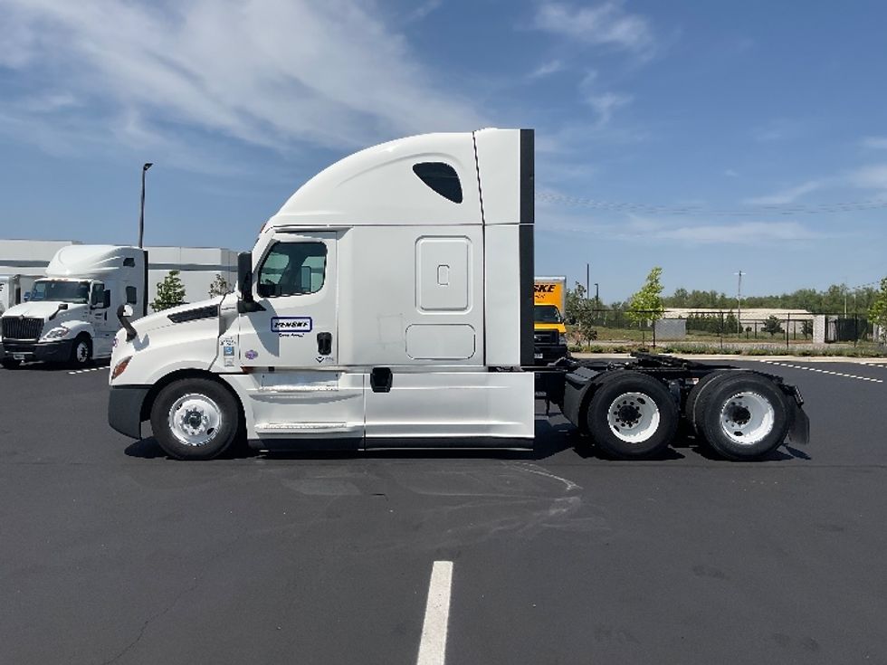 Sleeper Tractor-Heavy Duty Tractors-Freightliner-2022-T12664ST-Torrance-CA-570,248\n\t\tmiles-$ 75,750 - Image 4