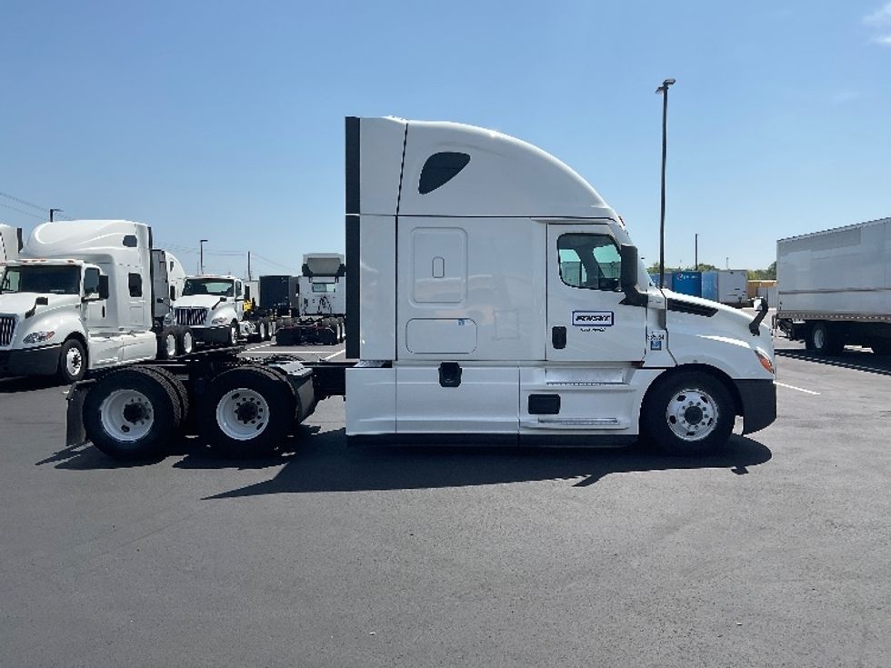 Sleeper Tractor-Heavy Duty Tractors-Freightliner-2022-T12664ST-Torrance-CA-570,248\n\t\tmiles-$ 75,750 - Image 8