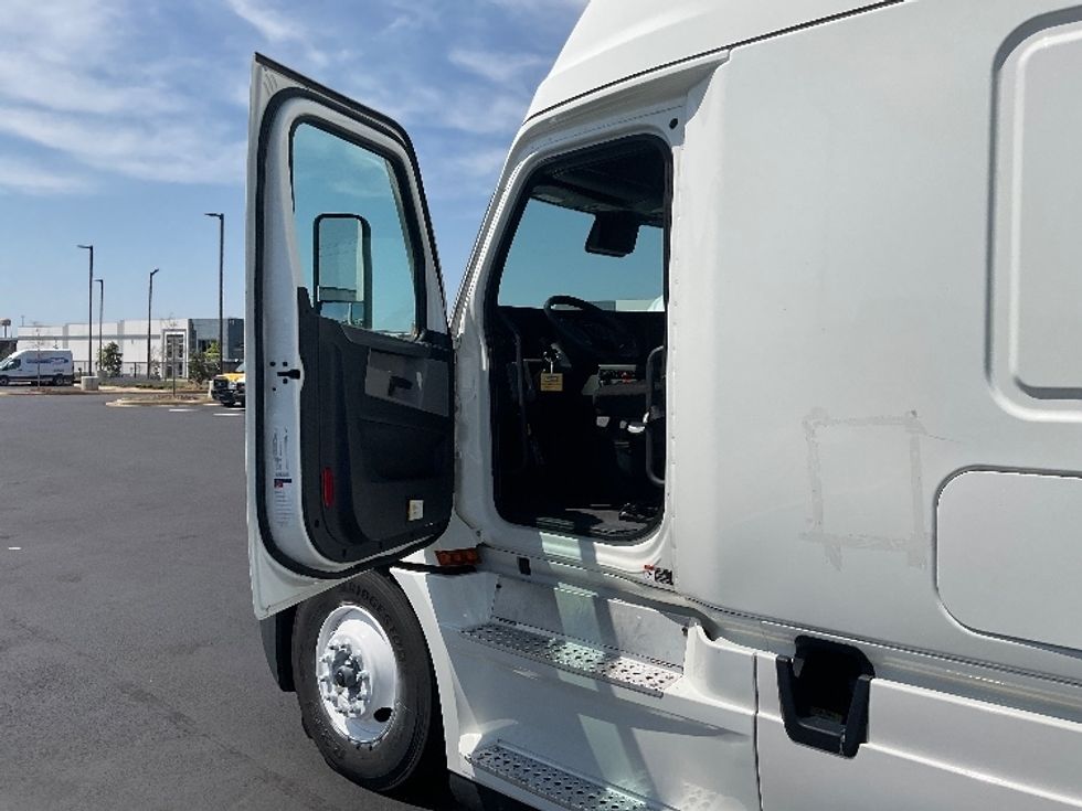 Sleeper Tractor-Heavy Duty Tractors-Freightliner-2022-T12664ST-Torrance-CA-570,248\n\t\tmiles-$ 75,750 - Image 9