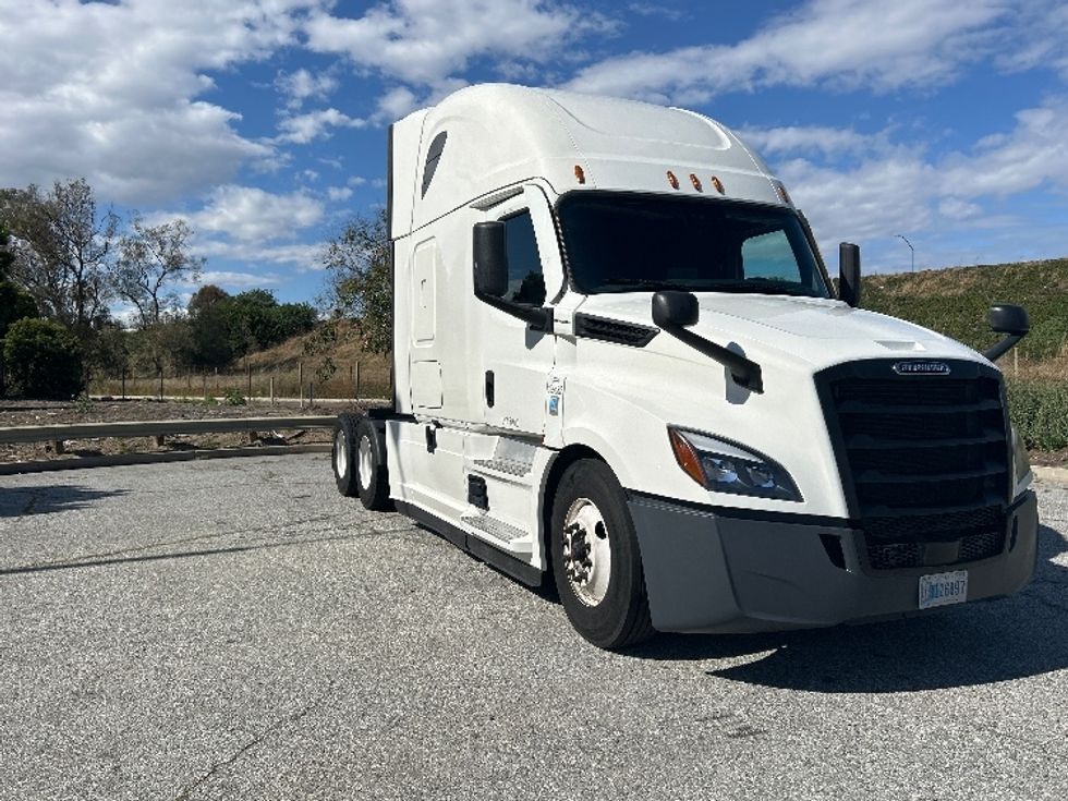 Sleeper Tractor-Heavy Duty Tractors-Freightliner-2022-T12664ST-Torrance-CA-626,227\n\t\tmiles-$ 53,250 - Image 1