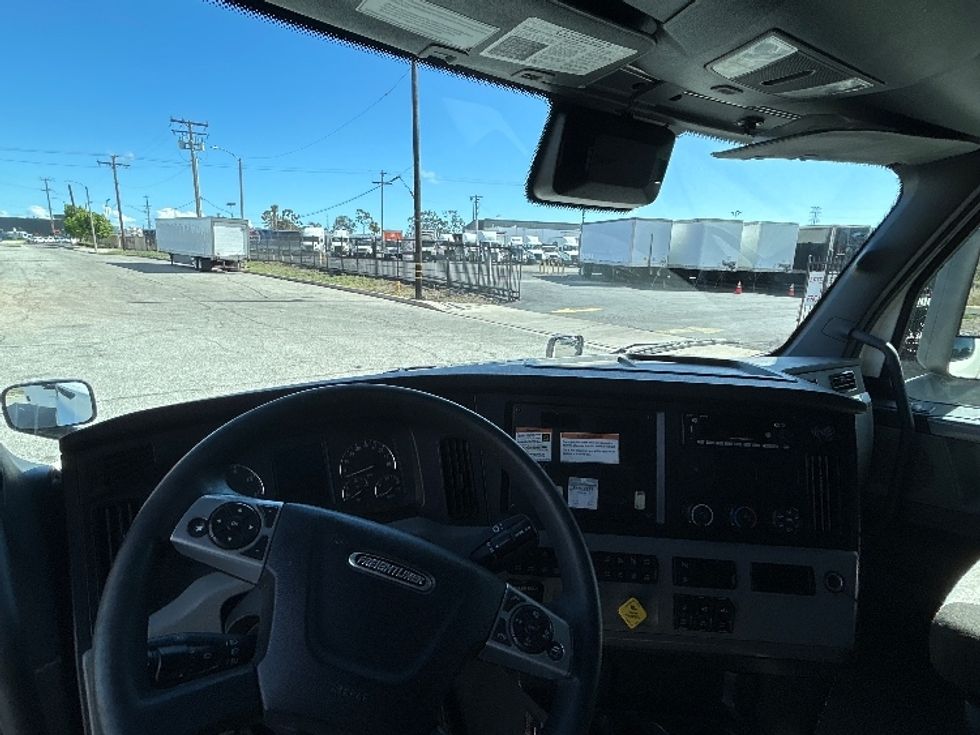 Sleeper Tractor-Heavy Duty Tractors-Freightliner-2022-T12664ST-Torrance-CA-626,227\n\t\tmiles-$ 53,250 - Image 11