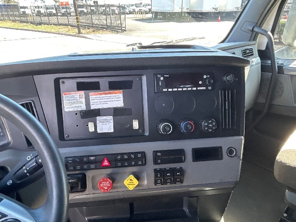 Sleeper Tractor-Heavy Duty Tractors-Freightliner-2022-T12664ST-Torrance-CA-626,227\n\t\tmiles-$ 53,250 - Image 12