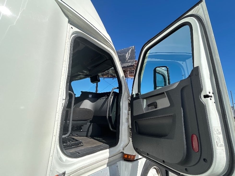 Sleeper Tractor-Heavy Duty Tractors-Freightliner-2022-T12664ST-Torrance-CA-626,227\n\t\tmiles-$ 53,250 - Image 13