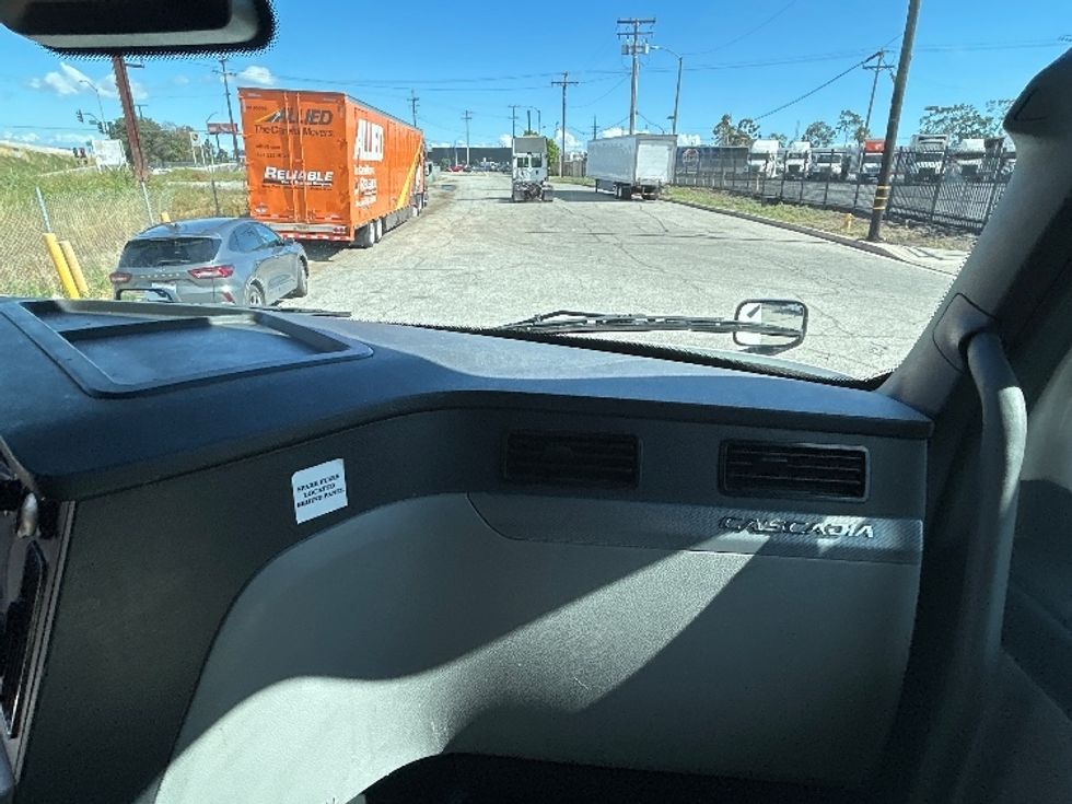 Sleeper Tractor-Heavy Duty Tractors-Freightliner-2022-T12664ST-Torrance-CA-626,227\n\t\tmiles-$ 53,250 - Image 14