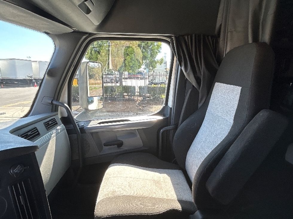 Sleeper Tractor-Heavy Duty Tractors-Freightliner-2022-T12664ST-Torrance-CA-626,227\n\t\tmiles-$ 53,250 - Image 15