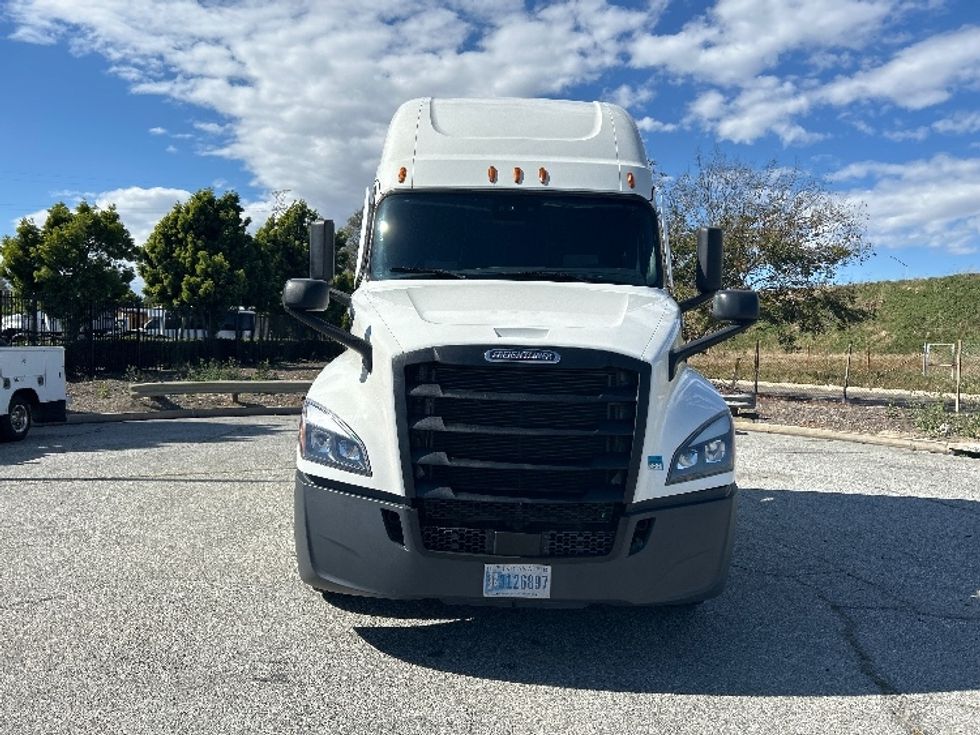 Sleeper Tractor-Heavy Duty Tractors-Freightliner-2022-T12664ST-Torrance-CA-626,227\n\t\tmiles-$ 53,250 - Image 2