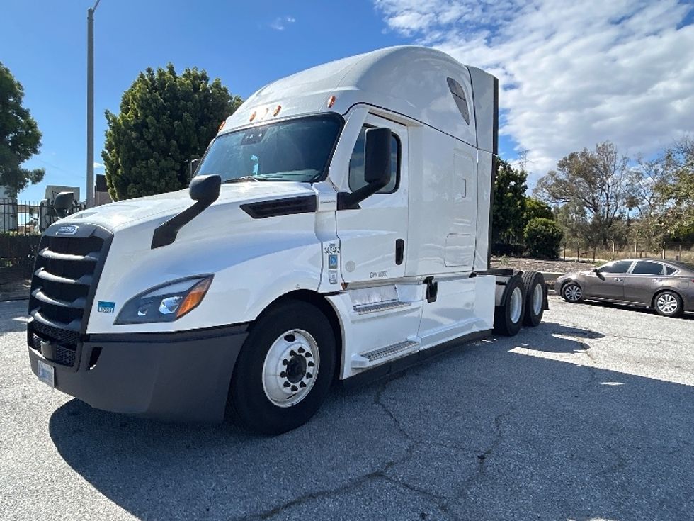 Sleeper Tractor-Heavy Duty Tractors-Freightliner-2022-T12664ST-Torrance-CA-626,227\n\t\tmiles-$ 53,250 - Image 3