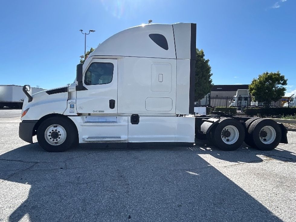 Sleeper Tractor-Heavy Duty Tractors-Freightliner-2022-T12664ST-Torrance-CA-626,227\n\t\tmiles-$ 53,250 - Image 4