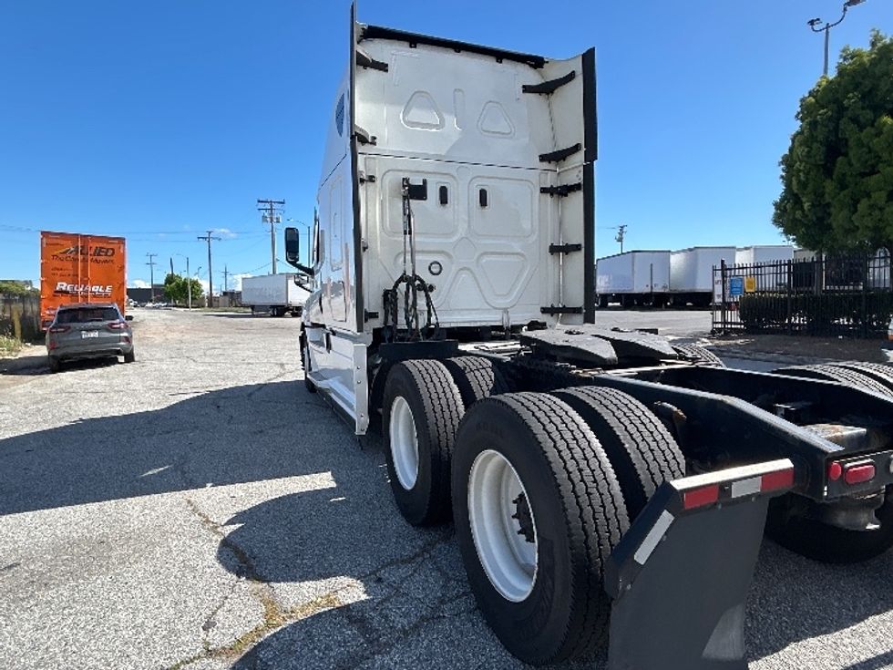 Sleeper Tractor-Heavy Duty Tractors-Freightliner-2022-T12664ST-Torrance-CA-626,227\n\t\tmiles-$ 53,250 - Image 5