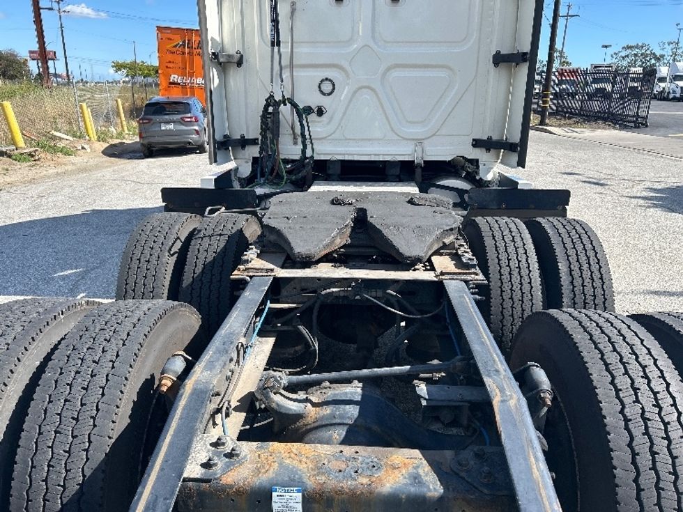 Sleeper Tractor-Heavy Duty Tractors-Freightliner-2022-T12664ST-Torrance-CA-626,227\n\t\tmiles-$ 53,250 - Image 6