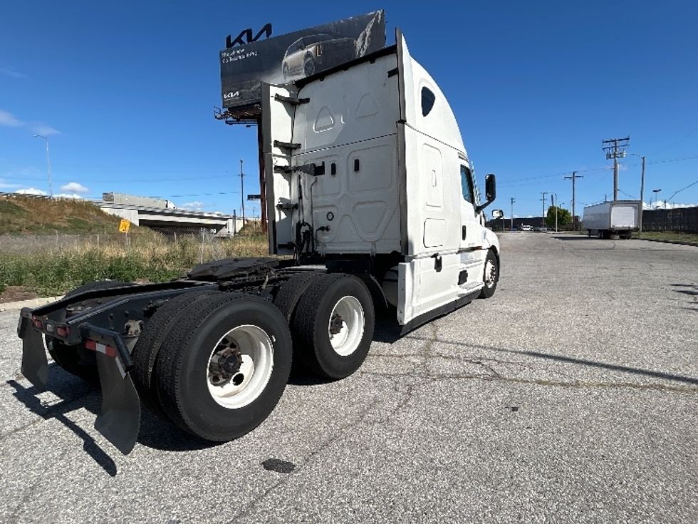Sleeper Tractor-Heavy Duty Tractors-Freightliner-2022-T12664ST-Torrance-CA-626,227\n\t\tmiles-$ 53,250 - Image 7