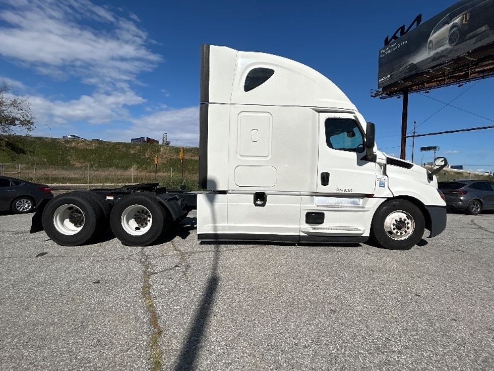 Sleeper Tractor-Heavy Duty Tractors-Freightliner-2022-T12664ST-Torrance-CA-626,227\n\t\tmiles-$ 53,250 - Image 8