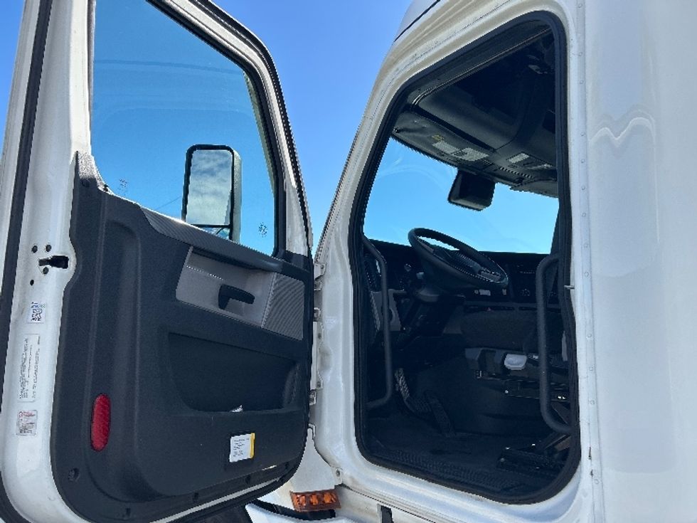 Sleeper Tractor-Heavy Duty Tractors-Freightliner-2022-T12664ST-Torrance-CA-626,227\n\t\tmiles-$ 53,250 - Image 9
