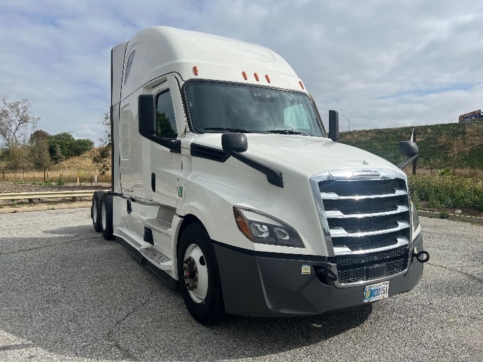 Sleeper Tractor-Heavy Duty Tractors-Freightliner-2022-T12664ST-Torrance-CA-631,481\n\t\tmiles-$ 61,000 - Image 1