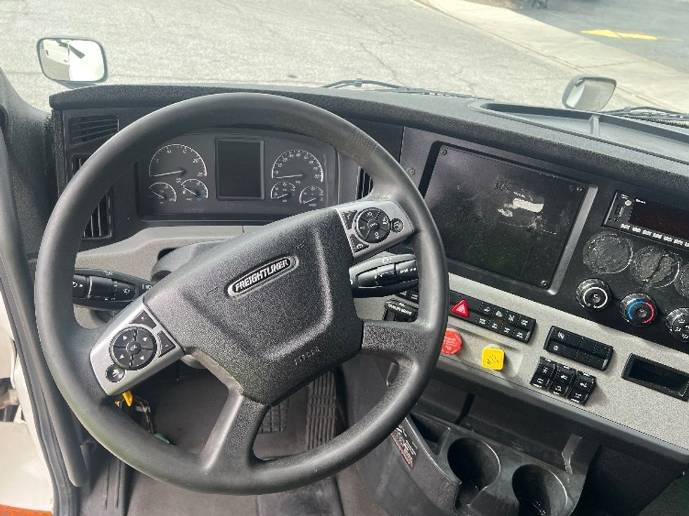 Sleeper Tractor-Heavy Duty Tractors-Freightliner-2022-T12664ST-Torrance-CA-631,481\n\t\tmiles-$ 61,000 - Image 11
