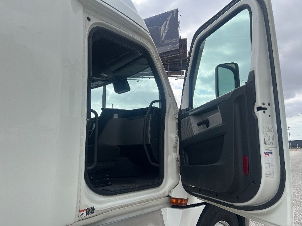 Sleeper Tractor-Heavy Duty Tractors-Freightliner-2022-T12664ST-Torrance-CA-631,481\n\t\tmiles-$ 61,000 - Image 13