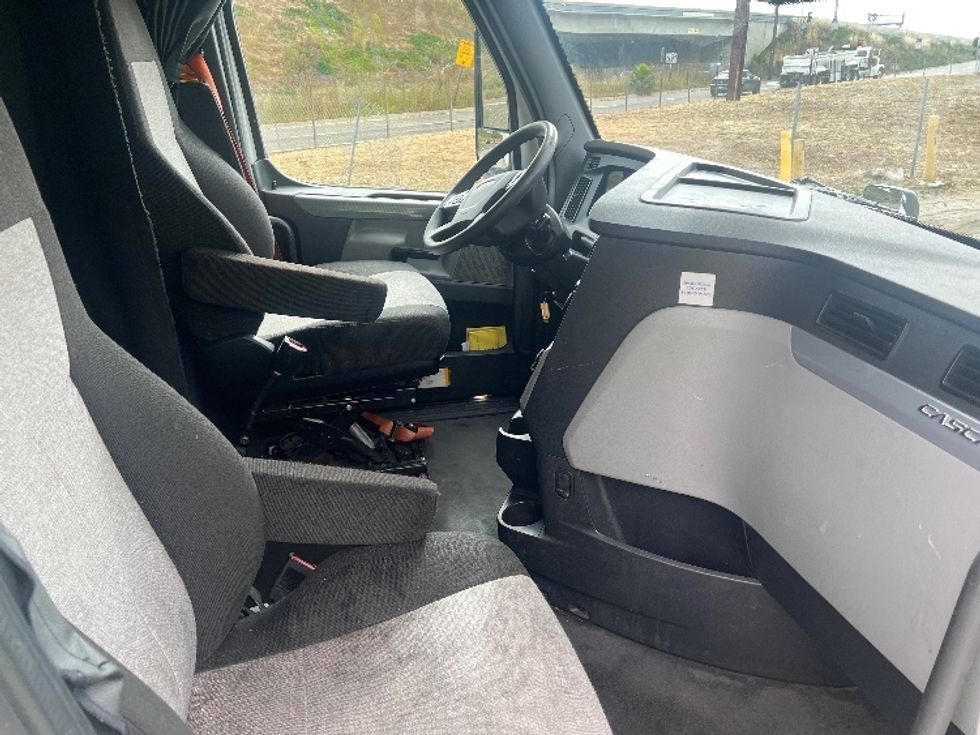 Sleeper Tractor-Heavy Duty Tractors-Freightliner-2022-T12664ST-Torrance-CA-631,481\n\t\tmiles-$ 61,000 - Image 15