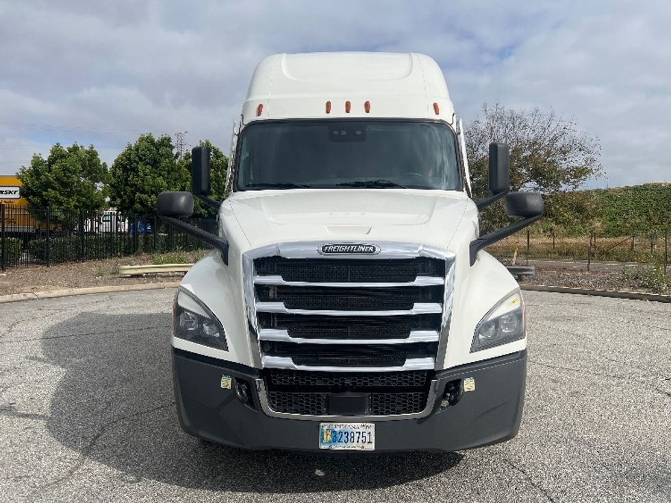 Sleeper Tractor-Heavy Duty Tractors-Freightliner-2022-T12664ST-Torrance-CA-631,481\n\t\tmiles-$ 61,000 - Image 2