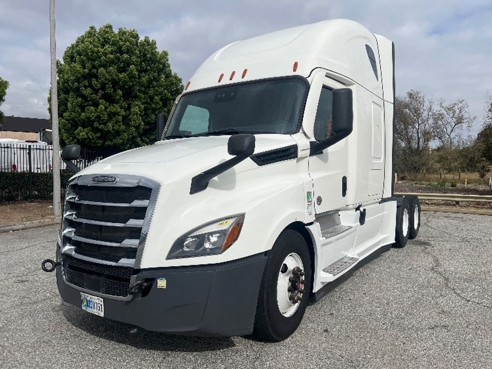 Sleeper Tractor-Heavy Duty Tractors-Freightliner-2022-T12664ST-Torrance-CA-631,481\n\t\tmiles-$ 61,000 - Image 3
