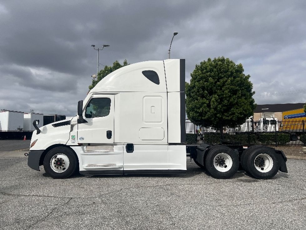 Sleeper Tractor-Heavy Duty Tractors-Freightliner-2022-T12664ST-Torrance-CA-631,481\n\t\tmiles-$ 61,000 - Image 4