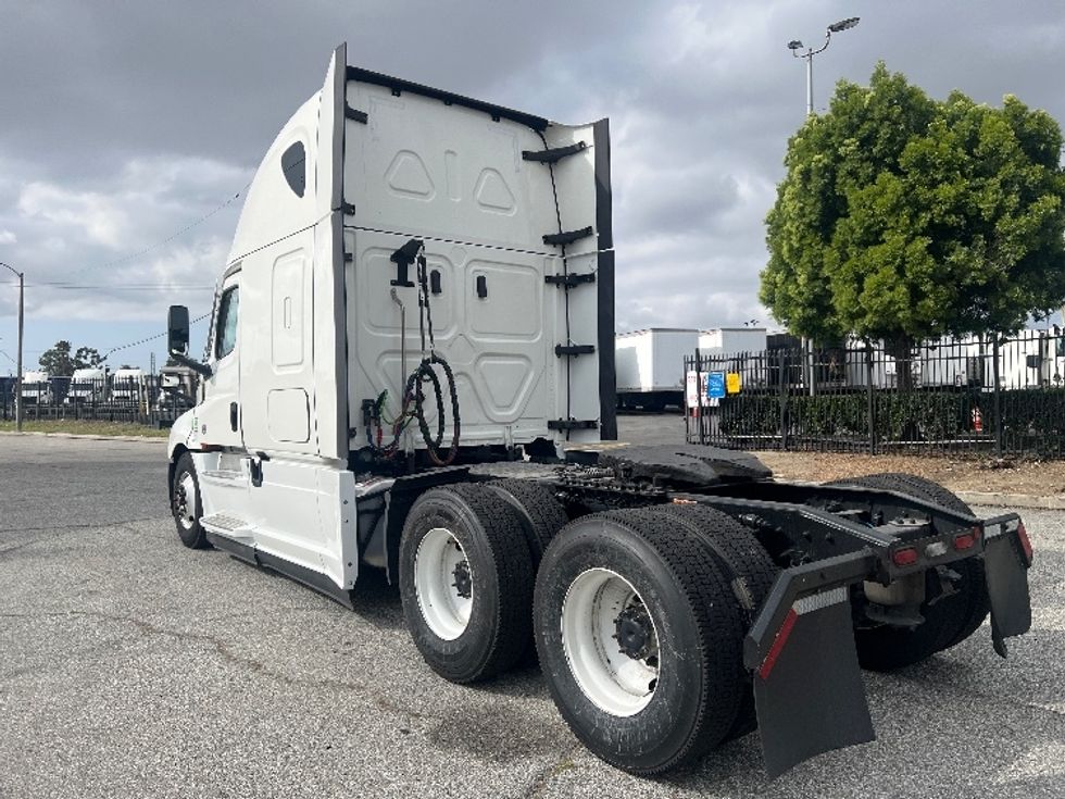 Sleeper Tractor-Heavy Duty Tractors-Freightliner-2022-T12664ST-Torrance-CA-631,481\n\t\tmiles-$ 61,000 - Image 5
