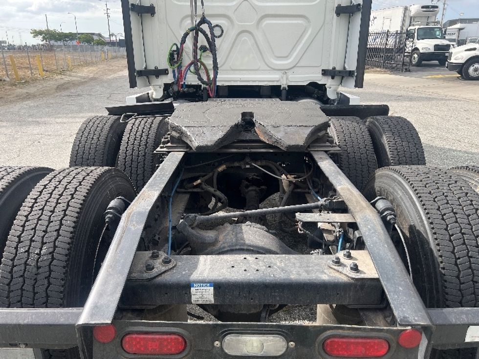 Sleeper Tractor-Heavy Duty Tractors-Freightliner-2022-T12664ST-Torrance-CA-631,481\n\t\tmiles-$ 61,000 - Image 6