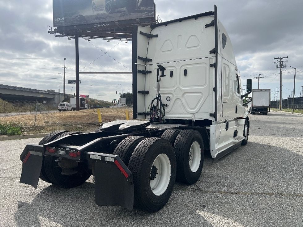 Sleeper Tractor-Heavy Duty Tractors-Freightliner-2022-T12664ST-Torrance-CA-631,481\n\t\tmiles-$ 61,000 - Image 7
