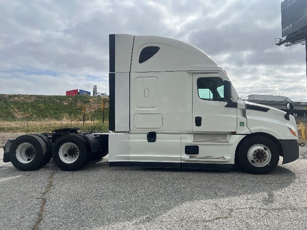 Sleeper Tractor-Heavy Duty Tractors-Freightliner-2022-T12664ST-Torrance-CA-631,481\n\t\tmiles-$ 61,000 - Image 8