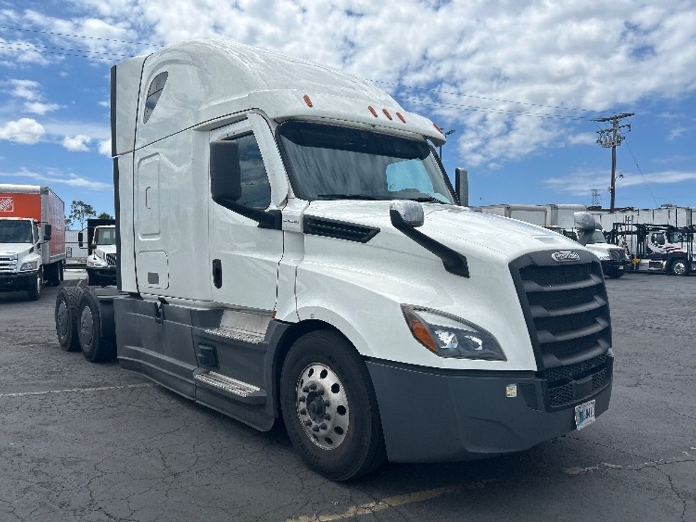 Sleeper Tractor-Heavy Duty Tractors-Freightliner-2022-T12664ST-Torrance-CA-688,647\n\t\tmiles-$ 47,000 - Image 1